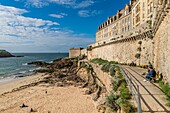 France, Ille et Vilaine, Cote d'Emeraude (Emerald Coast), Saint Malo, Bon-Secours beach at the foot of the ramparts of the inner city