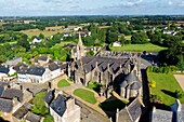 Frankreich,Finistere,Guimiliau,Pfarrbezirk,die Kirche,der Kalvarienberg und das Beinhaus (Luftaufnahme)