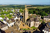 Frankreich,Finistere,Station auf dem Jakobsweg,St. Thegonnec,Pfarrbezirk,Kirche und Kalvarienberg (Luftaufnahme)