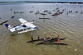 Papua-Neuguinea,Ost-Sepik-Provinz,Sepik River Region,Dorf Kambalamba,Luke Hammer von der Samaritan Aviation Missionary Company und Dr. Preston Karue liefern Polio-Impfstoffe per Wasserflugzeug in der Sepik River Area während der Ausrottungskampagne des Ausbruchs im Jahr 2019