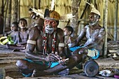 Indonésie, Papua, Agats district, Beriten village, Asmat tribe, drum ceremony