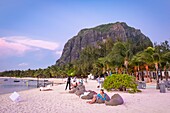 Mauritius,Bezirk Riviere Noire,Strand Morne bei Sonnenuntergang und Morne Brabant,von der UNESCO zum Weltkulturerbe erklärt