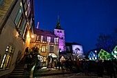 Frankreich,Haut Rhin,Turckheim,Rathaus aus dem 16. Jahrhundert,Kirche Sainte Anne,beim Öffnen eines Adventsfensters,Illumination,Weihnachtsmarkt