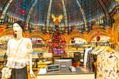 Frankreich,Paris,das Kaufhaus Galeries Lafayette zu Weihnachten,der Weihnachtsbaum unter der Kuppel