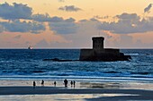 United Kingdom, Channel Islands, Jersey, Saint Brelade, St Ouen's Bay, walkers on the beach in front of La Rocco Tower