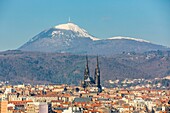 Frankreich,Puy de Dome,von der UNESCO zum Weltkulturerbe erklärtes Gebiet,Clermont Ferrand,Altstadt und Kathedrale Notre dame de l'Assomption,im Hintergrund der Puy de Dome