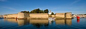 Frankreich,Finistere,Concarneau,Fähre,die die Ville Close (mittelalterliche Stadtmauer) mit dem Stadtteil Lanriec in zwei Minuten Schifffahrt verbindet