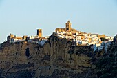 Spain, Andalusia, Cadiz Province, Arcos de la Frontera, White Villages route (Ruta de los Pueblos Blancos), the village on a rocky cliff, San Pedro church