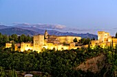 Spanien,Andalusien,Granada,der Alhambra-Palast,von der UNESCO zum Weltkulturerbe erklärt,erbaut zwischen dem 13. und 14. Jahrhundert von der Nasriden-Dynastie,islamische Architektur,die Sierra Nevada im Hintergrund