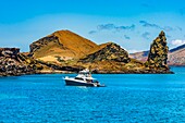 Ecuador,Galápagos-Archipel,UNESCO-Weltnaturerbe,Insel Bartolomé,Pinnacle Rock,Tuffkegelformation und vulkanischer Strand