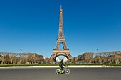 Frankreich,Paris,Stadtteil des Eiffelturms,der von der UNESCO zum Weltkulturerbe erklärt wurde,der Eiffelturm und das Palais de Chaillot (1937) im Hintergrund mit dem Trocadero und dem Platz der Menschenrechte