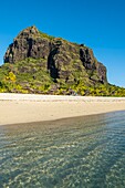 Mauritius,Bezirk Riviere Noire,Strand Morne vor dem Luxushotel Dinarobin Beachcomber Golf Resort & Spa und Morne Brabant,von der UNESCO zum Weltkulturerbe erklärt