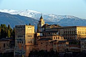 Spanien,Andalusien,Granada,der Alhambra-Palast,von der UNESCO zum Weltkulturerbe erklärt,zwischen dem 13. und 14. Jahrhundert von der Nasriden-Dynastie erbaut,islamische Architektur,im Hintergrund die Sierra Nevada