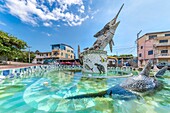 Ecuador,Galapagos-Archipel,von der UNESCO zum Weltkulturerbe erklärt,Insel San Cristóbal,Puerto Baquerizo Moreno,städtisches Becken mit Schwertfisch-Skulpturen in Mosaik