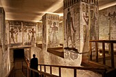 Ägypten,Oberägypten,Niltal,Luxor,Tal der Könige,Wächter,beim Hinabsteigen der Treppe zur Krypta des Grabes von Ramses II