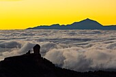 Spanien,Kanarische Inseln,Insel Gran Canaria,el Roque Nublo ist ein Basaltmonolith von 80 m Höhe und kulminiert auf 1813 m,im Hintergrund der Gipfel des Teide auf der Insel Teneriffa