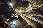 Ecuador,Galapagos-Archipel,von der UNESCO zum Weltnaturerbe erklärt,Insel Santa Cruz,Reservat El Chato,Frau beim Durchqueren eines Lavatunnels