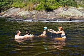 Kanada,Provinz Quebec,Region Mauricie,Saint-Maurice Wildlife Sanctuary nördlich des La Mauricie National Park,Familienschwimmen am Fuße der Windfalls nördlich des Soucis Lake MODEL RELEASE OK