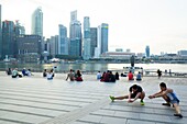 Singapur,Singapur,Marina Bay,Jogger beim Stretching