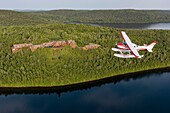 Kanada,Provinz Québec,Region Mauricie,Hydravion Aventure,Flug mit einer Cessna 206 durch den Wald in der Umgebung des Sacacomie-Sees,Überreste des Hotels Sacacomie