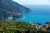 Italien,Ligurien,Provinz La Spezia,Nationalpark Cinque Terre,von der UNESCO zum Weltkulturerbe erklärt,Dorf Corniglia und Manarola (im Hintergrund)