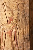 Ägypten,Oberägypten,Niltal,Dendera,Flachrelief mit der Darstellung des Pharaos und der Göttin Hathor an einer Wand des Hathor-Tempels