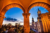 Peru,Arequipa,oder Weiße Stadt,von der UNESCO zum Weltkulturerbe erklärt,koloniales Zentrum,Plaza de Armas und Kathedrale Notre Dame