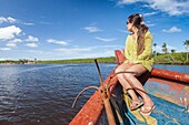 Brasilien,Bundesstaat Bahia,Porto Seguro,Santa Cruz Cabrália,Frau am Bug eines Fischerbootes,das für einen Touristenausflug zum Meerespark Coroa Alta gemietet wurde