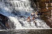 Kanada,Provinz Quebec,Region Mauricie,Saint-Maurice Wildlife Sanctuary nördlich des La Mauricie National Park,Familie beim Schwimmen am Fuße der Windfalls nördlich des Soucis Lake MODEL RELEASE OK