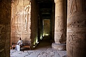 Ägypten,Oberägypten,Niltal,Dendera,Tempelwächter in der Hypostylhalle des Hathor-Tempels