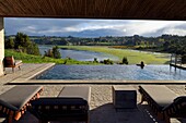 Chile,Region Los Lagos,Insel Chiloé,Bezirk Castro,Halbinsel Rilan,Gemeinde San José,Hotel Tierra Chiloé,der Infinity-Pool