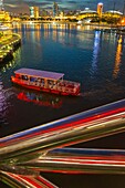 Singapur,Singapur,Marina Bay,Touristenboot in der Abenddämmerung