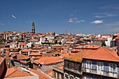 Portugal,Region Nord,Porto,historisches Zentrum,von der UNESCO zum Weltkulturerbe erklärt,Blick von der Kathedrale auf die Dächer der Stadt und den Clerigos-Turm