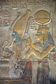 Ägypten,Oberägypten,Niltal,Dendera,farbiges Flachrelief mit der Darstellung des Pharaos und der Göttin Hathor,eingraviert in eine Wand des Hathor-Tempels