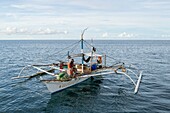 Philippinen,Palawan,Roxas,Johnson Island,Fischer beim Einholen seines Netzes