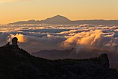 Spanien,Kanarische Inseln,Insel Gran Canaria,el Roque Nublo ist ein Basaltmonolith von 80 m Höhe und kulminiert auf 1813 m,im Hintergrund der Gipfel des Teide auf der Insel Teneriffa