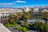 Peru,Arequipa,oder Weiße Stadt,von der UNESCO zum Weltkulturerbe erklärt,koloniales Zentrum,Plaza de Armas von der Kathedrale Notre Dame