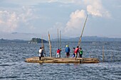 Philippinen,Palawan,Malampaya Sound Protected Landscape and Seascape,Fischer beim Bau eines typischen Fanggeräts mit einer Bambusstruktur,die die Fischnetze hält