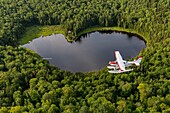 Kanada,Provinz Quebec,Region Mauricie,Hydravion Aventure,Cessna 206 Flug über den borealen Wald in der Nähe des Sacacomie-Sees,herzförmiger See