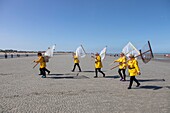 Belgien,Provinz Westflandern,Koksijde,Oostduinkerke,die Krabbenfischerei zu Pferd ist eine weltweit einzigartige Art des Fischfangs,die 2013 von der UNESCO als immaterielles Kulturerbe der Menschheit anerkannt wurde und deren Tradition mehrere Jahrhunderte zurückreicht