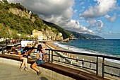 Italien,Ligurien,Provinz La Spezia,Nationalpark Cinque Terre,von der UNESCO zum Weltkulturerbe erklärt,Dorf Monterosso al Mare mit Aurora-Turm aus dem 16. Jahrhundert,Torre Aurora Restaurant Bar und Strand