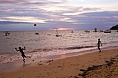 Madagaskar,Nosy Be,Ambatoloaka,Fußball bei Sonnenuntergang auf dem Kanal von Mosambik