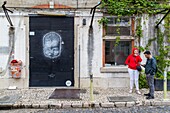 Portugal, Lisbonne, Alcântara, LX Factory, passersby in front of a street art