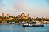 Kanada,Provinz Québec,Blick auf Québec City mit Schloss Frontenac und Saint Lawrence von Levis aus