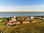 Kanada,Quebec,Insel Orleans,Saint Jean,Feld und Bauernhof (Luftaufnahme)