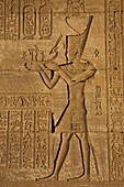 Ägypten,Oberägypten,Niltal,Dendera,Flachrelief mit der Darstellung des Pharaos,der das Sonnenboot trägt,an einer Wand des Tempels von Dendera