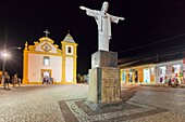 Brasilien,Bundesstaat Bahia,Arraial d'Ajuda,Nachtansicht der Christusstatue vor der Kirche Matriz Nossa Senhora D'Ajuda