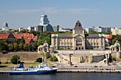 Polen,Westpommern,Smolecin (Stettin),Oder und die Stadtmauern von Chrobry,benannt nach Boleslaw I. dem Tapferen,dem ersten polnischen König,Boleslaw I. Chrobry,mit den Gebäuden des Nationalmuseums und des Theaters