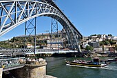 Portugal,Region Nord,Porto,historisches Zentrum,das von der UNESCO zum Weltkulturerbe erklärt wurde,historisches Viertel Cais de Ribeira,Brücke Dom Luis I.,die zwischen 1881 und 1886 von dem Ingenieur Théophile Seyrig,einem Schüler von Gustave Eiffel,gebaut wurde und den Fluss Douro überspannt