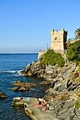 Italien,Ligurien,Genua,Nervi,genuesischer Turm (Torre Gropallo) an der Küstenpromenade,der Passeggiata Anita Garibaldi